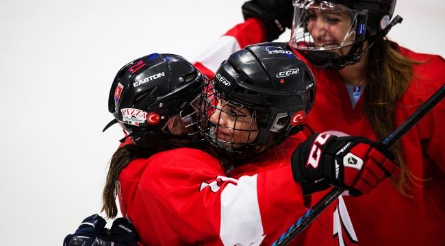 Kadın buz hokeycilerin hedefi tarihe geçmek